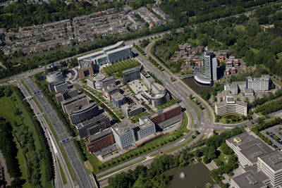 802496 Luchtfoto van het kantorenpark Rijnsweerd Noord te Utrecht, uit het oosten; rechts het Provinciehuis ...